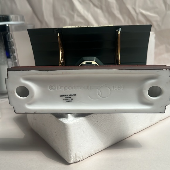 Department 56 / Heritage Village Collection /Victoria Station Train Platform - Picture 9 of 11